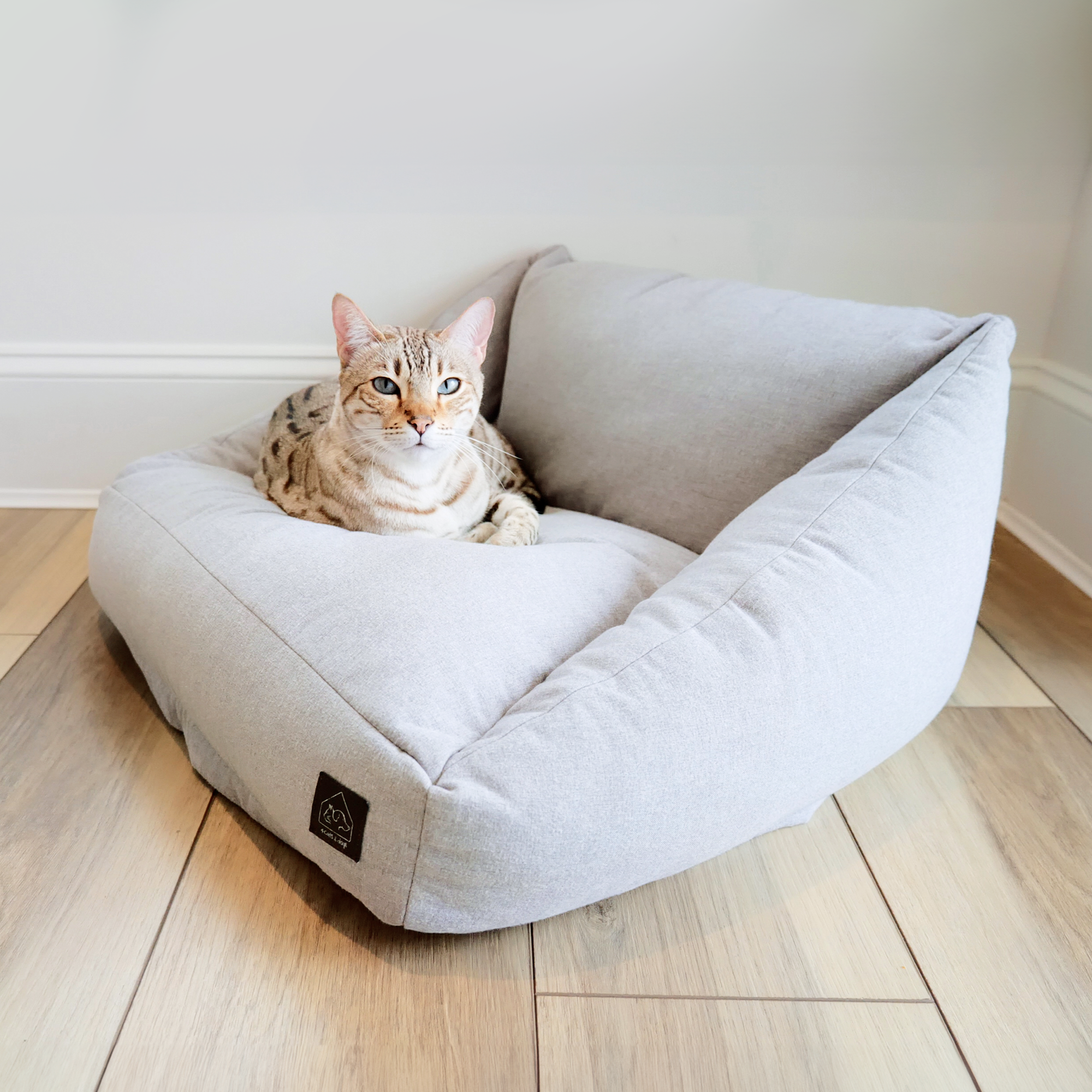 Loafer Pet Sofa Bed – Linen & Plush, 23.5" × 22.5"
